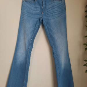 Botcut Jeans med hög midja- endast testade.  Stl 38.  Inget att anmärka på.   Här kan ni se byxorna   https://www.cellbes.se/dam/nederdelar/https://www.cellbes.se/dam/nederdelar/jeans-1/bootcut/bootcut-jeans-med-hog-midja-jennifer-ljusbla-denimjeans-