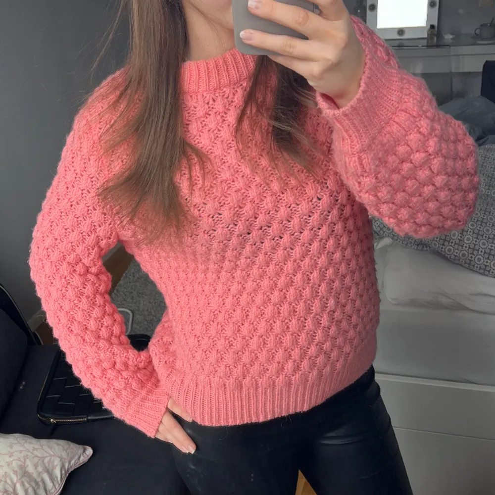 Säljer denna rosa stickade tröja från H&M. Stickat.