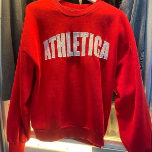 Röd sweatshirt❤️ - Jätte go sweatshirt i stl M, från Gina tricot ❤️❤️