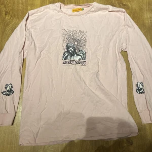 Screenshot Tröja - Rosa Screenshot tröja, ganska bra skick, köpt fö ca 300kr, storlek M men passar lungt som L