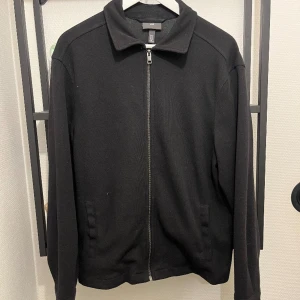 Full zip  - Storlek M. Fint skick. Säljs inte mer.