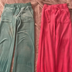 Juciy byxor⭐️🪩🎸 läs beskrivningen  - Säljer båda mina juciy i storlek XXS dom rosa kan jag släppa för 190 kr O dom gröna är Helt nya köpte dom förra veckan men är för små så säljer dom för 700-800 kan gå längre vid intresse ❤️