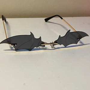 Bat sunglasses - Solglasögon med fladdermus form