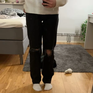 Jeans  - Superfina jeans. Säljer då de börjar bli för små i midjan. Bra skick, inga hål eller fläckar💗