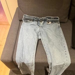 Jeans - Ljusblå jeans, jätte bra skick och är straight fit 