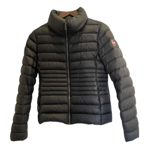 Colmar jacka - Jättefin colmar jacka som inte kommer till användning längre, har knappt använda och har inga defekter. Super fin och varm jacka!! Hör av dig vid intresse!💗