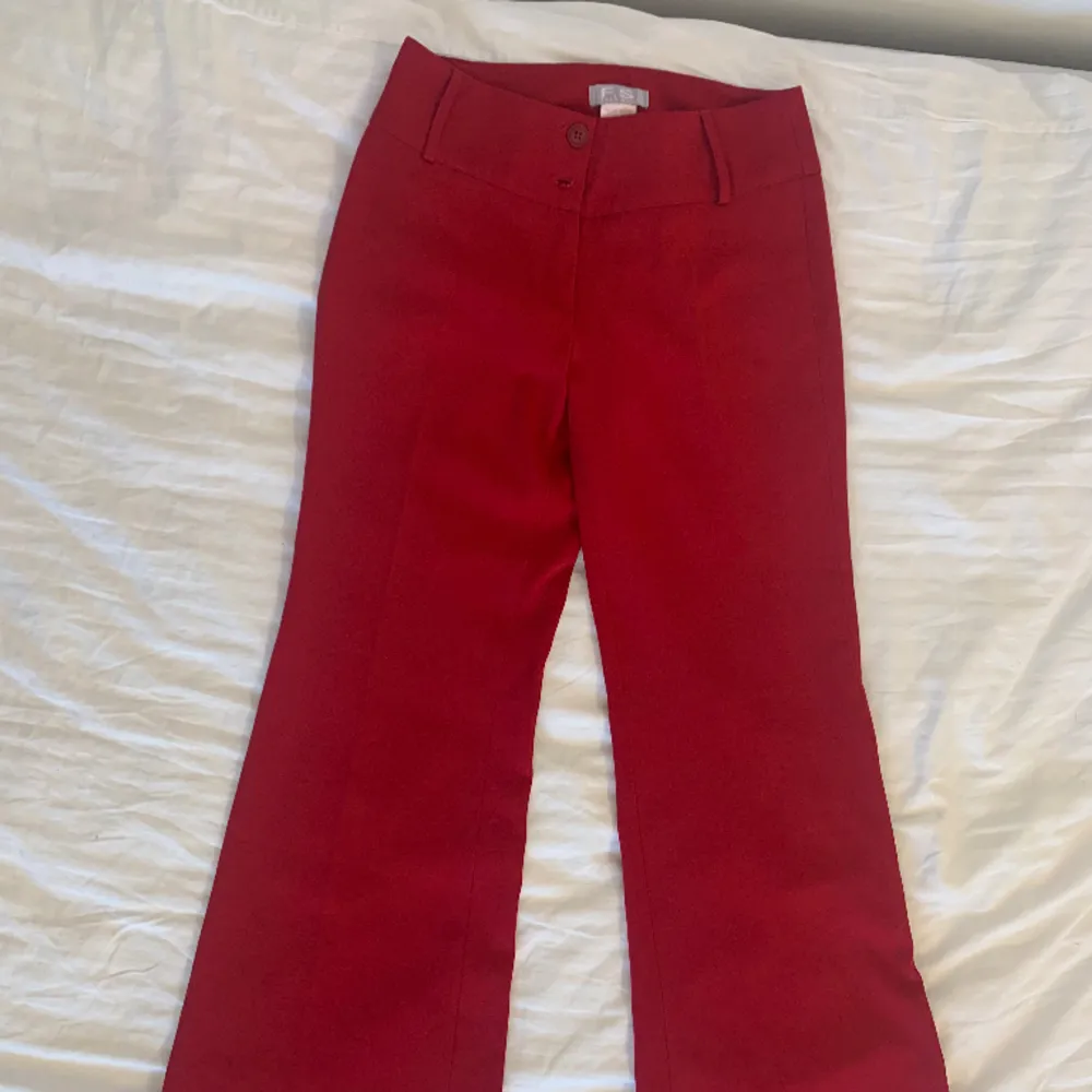Lågmidjade unika röda kostymbyxor i storlek S/M. . Jeans & Byxor.