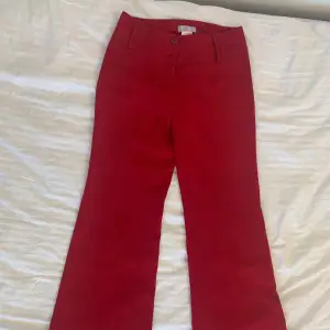 Lågmidjade unika röda kostymbyxor i storlek S/M. 