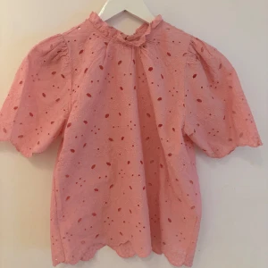 Söt topp - Supersöt topp som endast är använd vid ett tillfälle pga. för liten för mig!! Nypris 500kr Superfin till sommaren🫶🏻