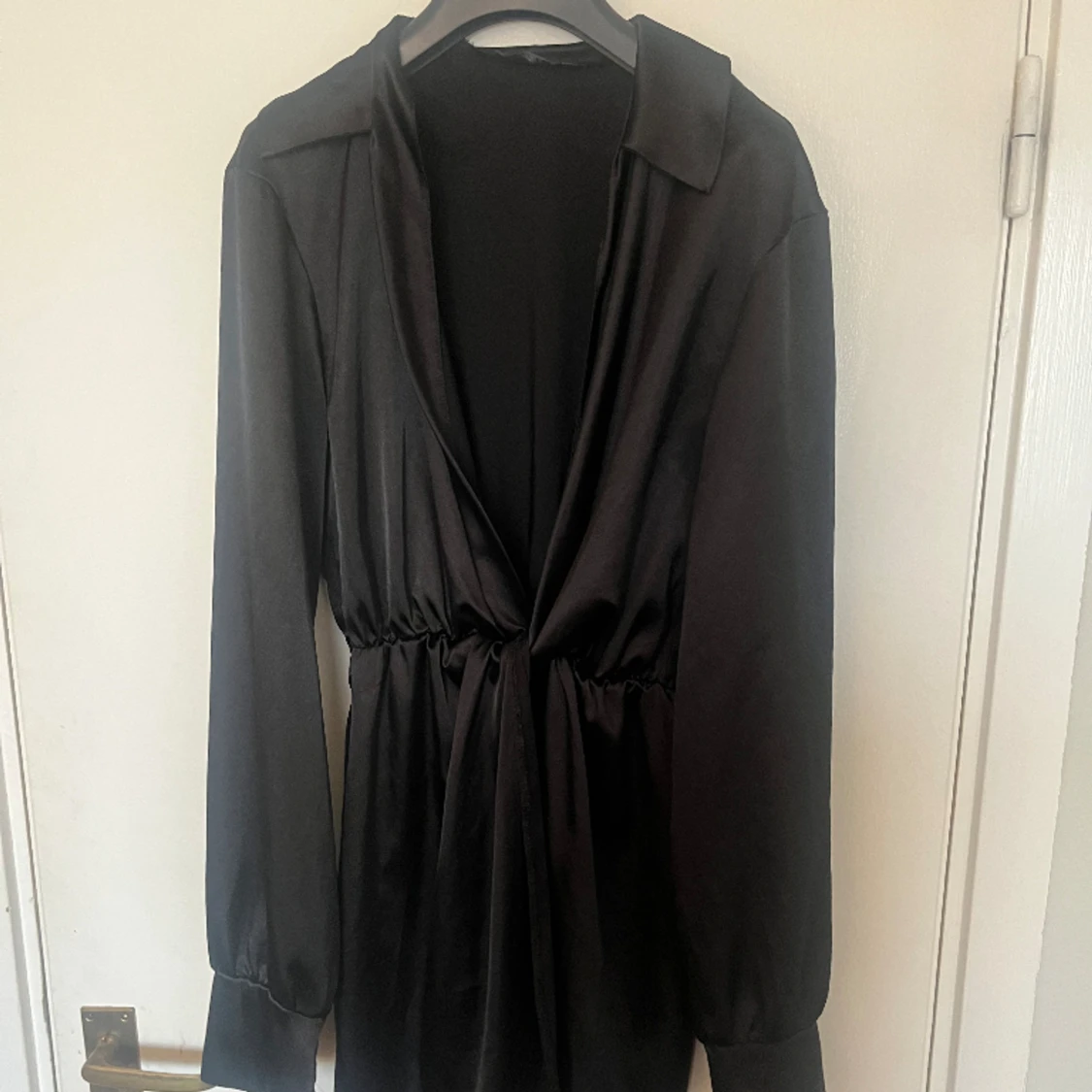 Svart satinklänning