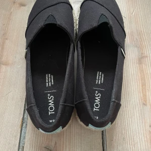 Espadrillos Toms - Fina skor med fin sula, använda två dagar. Det är storlek 40 men dom är små i storleken, så 39