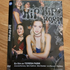 Film - Hipp hipp hora filmen. En rolig och känslofylld 2000tals film❤️Har ej kvar själva plastfodralet men däremot pappersdelen till, och litet plastfodral som omsluter själva skivan.