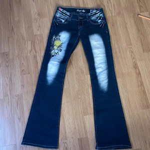 Crazy age jeans - Midjemåttet är 77cm och beninnerlängden är 83cm. Jeansen har två hål på högra benet lite över knät men de är inte så synliga. Skriv privat om ni är intresserade!💕