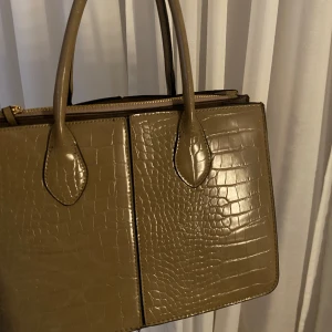 Handväska  - Handväska med mycket utrymme