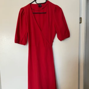 Röd klänning  - Det är en jätte fin och vacker röd klänning den r perfekt för alla årstider och skulle passa perfekt för Valentines day. 