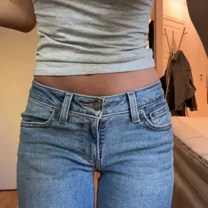 Jättefina jeans från Levis! Super fint skick,  jag är 170 cm. De passar så fint , stlr w25. De var köpte för ca 999kr. Skriv i dm för fler bilder eller frågor!💕