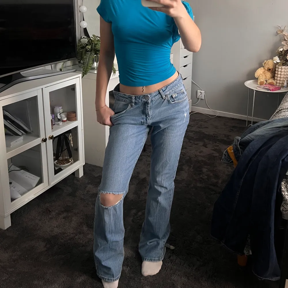 Super snygga Mid-Rise jeans från Gina tricot som tyvärr är förstora:(. Jeans & Byxor.