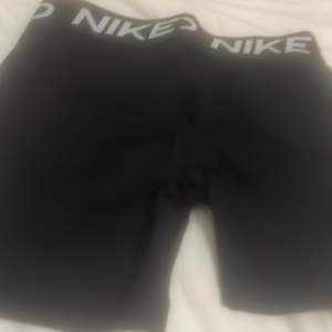 Ett par Nike PRO shorts som inte kommer till användning köptes för 349