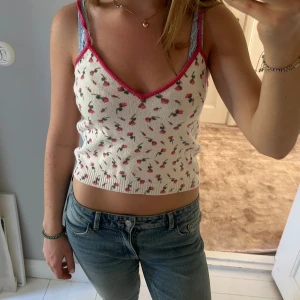 Blommigt linne - Så fint blommigt linne! Materialet är töjbart därav passar den de flesta storlekar.💗