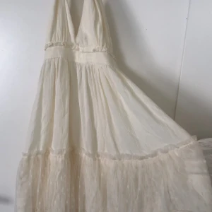 Klänning - Ljuvlig spetsklänning med bar rygg. Ljusgul. Stl S. Fint skick.