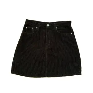 Svart manchester kjol från H&M i storlek 38 🖤 passar jätte bra nu till sommaren 🤍