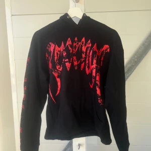 REVENGE x JUICE WRLD HOODIE - Revenge hoodie från en utav Juice Wrlds kollektioner. Beställd via Revenges officiella hemsida. Endast använd ett fåtal gånger. Kvitto finns.