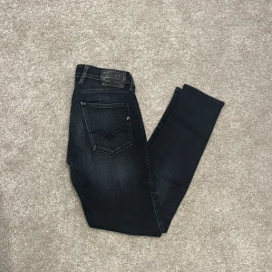 Replay anbass  - Feta jeans i toppskick storlek 32/32 skick 8/10 skriv vid minsta fundering pris går att diskuteras vid snabb affär 👖💯 