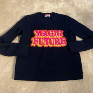 Säljer min FromFuture tröja med texten  ”magic future” på ❤️Tröjan är 100% chasmere, bra skick. Nypris: ca 2000kr!! Strl: XS/S Kom med prisförslag & frågor vid intresse 💞