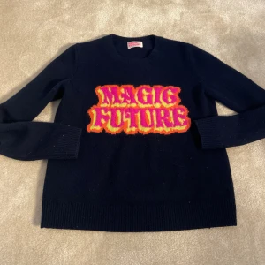 From Future tröja  - Säljer min FromFuture tröja med texten  ”magic future” på ❤️Tröjan är 100% chasmere, bra skick. Nypris: ca 2000kr!! Strl: XS/S Kom med prisförslag & frågor vid intresse 💞
