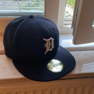 New era keps - Trendig new era keps i toppskick!🤩Skick-8.5/10 Nypris-500 Mitt pris-279!💸 Skulle även tänka mig ett byte mot en likadan keps (kan vara andra färger) men en storlek mindre!🙌 Kom privat för fler frågor!🤝