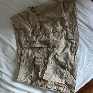 Fin Cargokjol knappt använd! - Lite mörkare beige fin Cargokjol från lager 157! Storlek M men ganska liten, väldigt skrynklig på bilden🙈 Skriv för frågor, köparen står för frakten💕💕