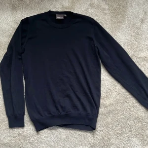 Oscar jacobsson tröja - Snygg merino ull tröja från Oscar jacobsson, storlek m Inga defekter finns, dm vid frågor Nypris:1500  Mitt pris:700 Skick:9/10