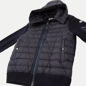 Moncler hooded cardigan  - Säljer nu min riktigt feta moncler cardigan! Självklart äkta, köpt på Vestiaire och orderbekräftelse finns! Fint skick, endast jackan medföljer. Skriv vid minsta fundering, priset är diskuterbart!