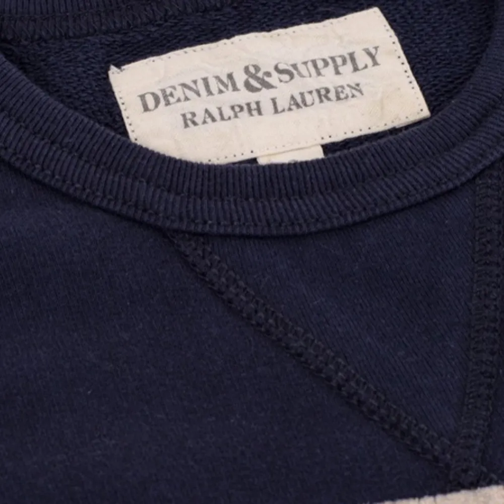 Skitsnygg Ralph Lauren tröja i bra skick! Tröjans motiv ska se vintage-aktigt ut så det är en del av designen. Storlek S, normal i storlek. . Tröjor & Koftor.