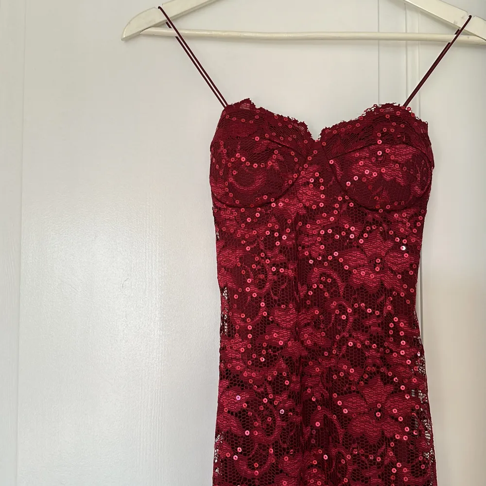 En super fin röd paljett klänning i storlek XS. Aldrig använt & prislapp är kvar. . Klänningar.