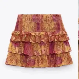 Snygg vara kjol, knappt använd ✨ Tror it den går att köpa längre! 😋☀️Fråga ej om fler bilder eftersom de syns tydligt på de som är med ❤️🙏🏻