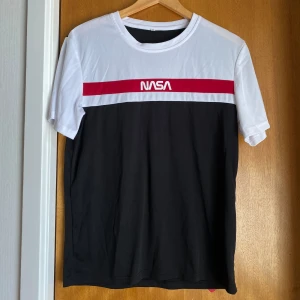 T-shirt  - Knappt använd så fint skick, skönt material 