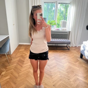 Shorts - Säljer dessa shorts då de tyvärr är för små för mig. 💕Passar en 32/ xxs, elr en xs om man vill ha de lågmidjade som på bilden. Frakt tillkommer