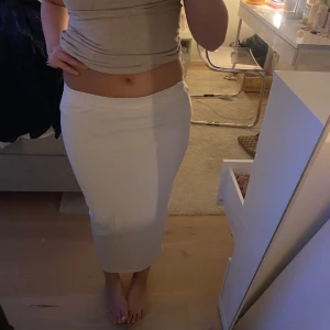 Vit kkol - Säljer denna vita midi kjolen som är sjukt snygg till sommaren. Lågmidjad! Använd 1 gång. ❤️