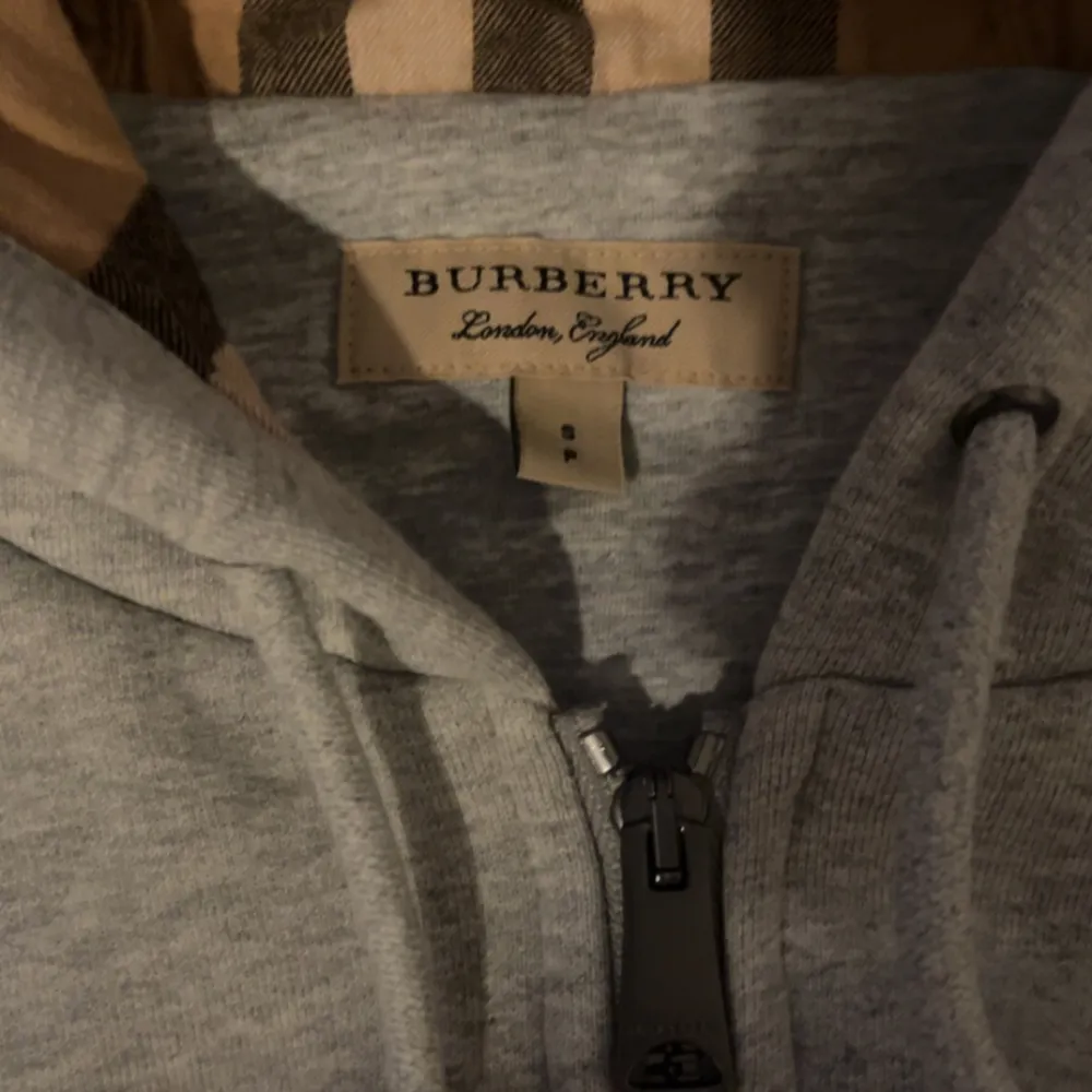 Säljer min gråa burberry hoodie passar inte så bra på mig så säljer den för bra pris använd ett par gånger hemma men inte ute bra skick 10/10 Storlek S funkar som M stor i storleken. Skriv vid intresse🌴. Hoodies.