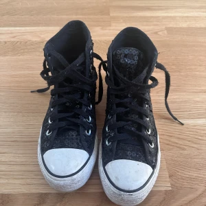 Converse med paljetter  - något slitna bakre och vikt fram