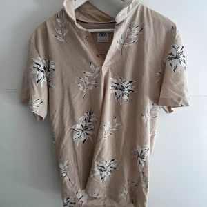 Blommig piké från Zara - Snygg blommig piké från Zara!
