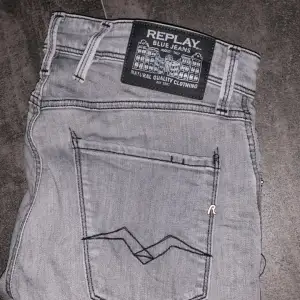 Ett par helt nya replay jeans i modellen anbass som jag säljer då dom ej passade 