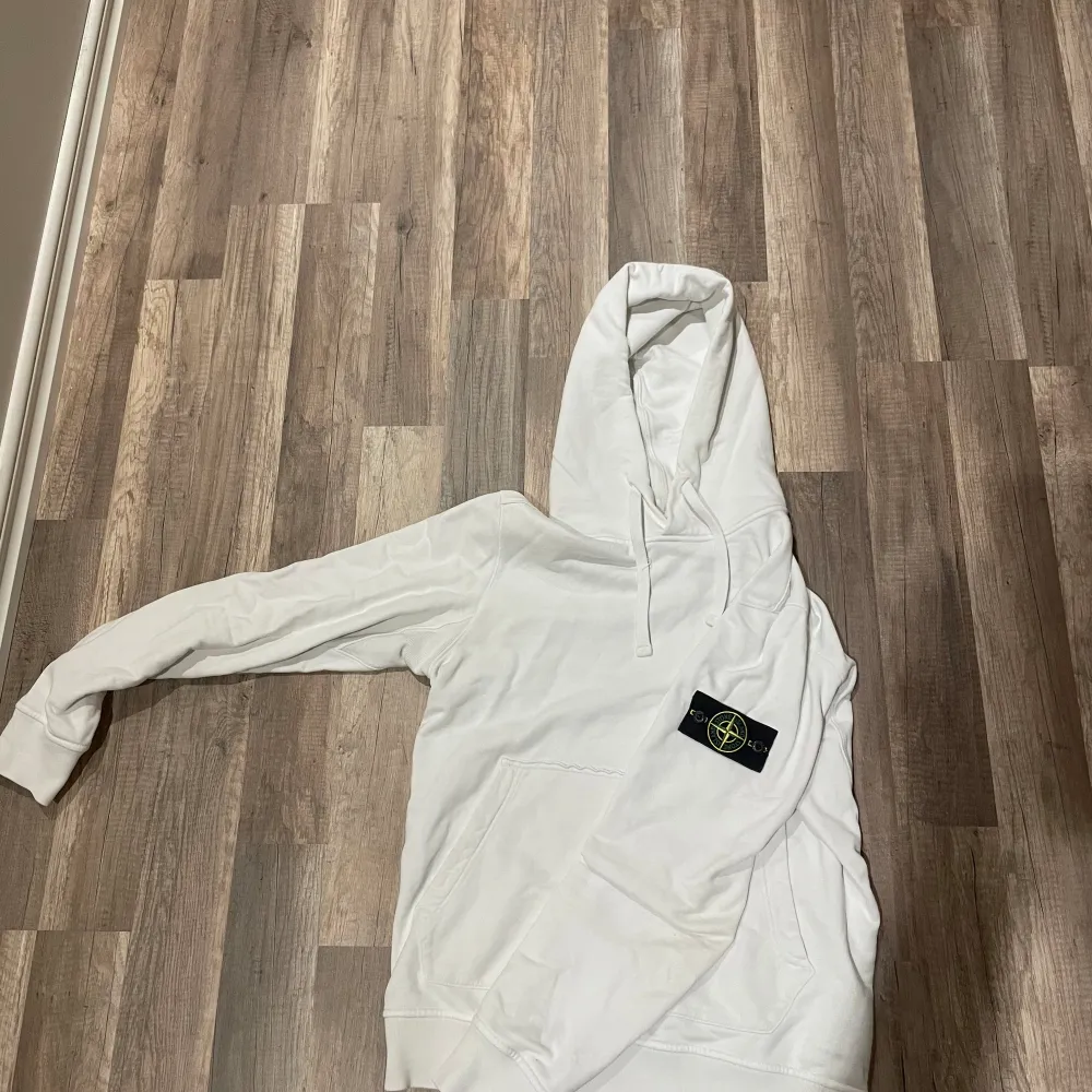 Stone Island hoodie i bra skick, inga hål osv. Badge medföljer.  Storlek M passar L. Hoodies.