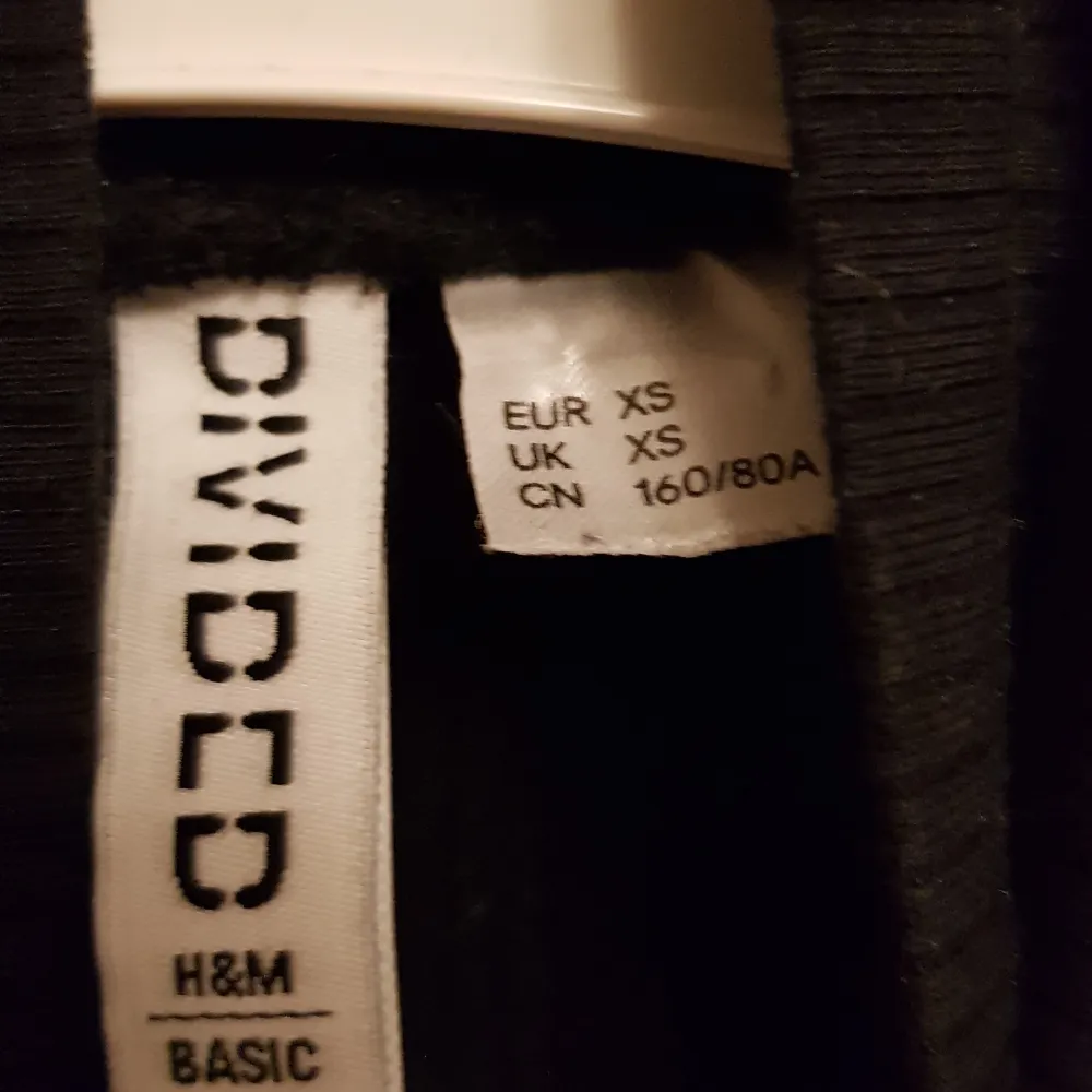 Halv polo klänning/tröja strl XS Svart Från H&M. Klänningar.