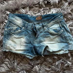 Jeansshorts  - Säljer dessa snygga jeansshorts köpta på secondhand, men originellt från gina, då de inte passade mig💗