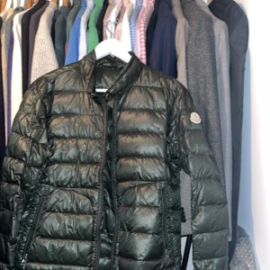 moncler acorus - Grön moncler acorus den är använd men är mycket fint använd. Kostar ungefär 12 nu så säljer för 4. Färgen är mycket sällsynt! Perfekt till sommar kvällen!