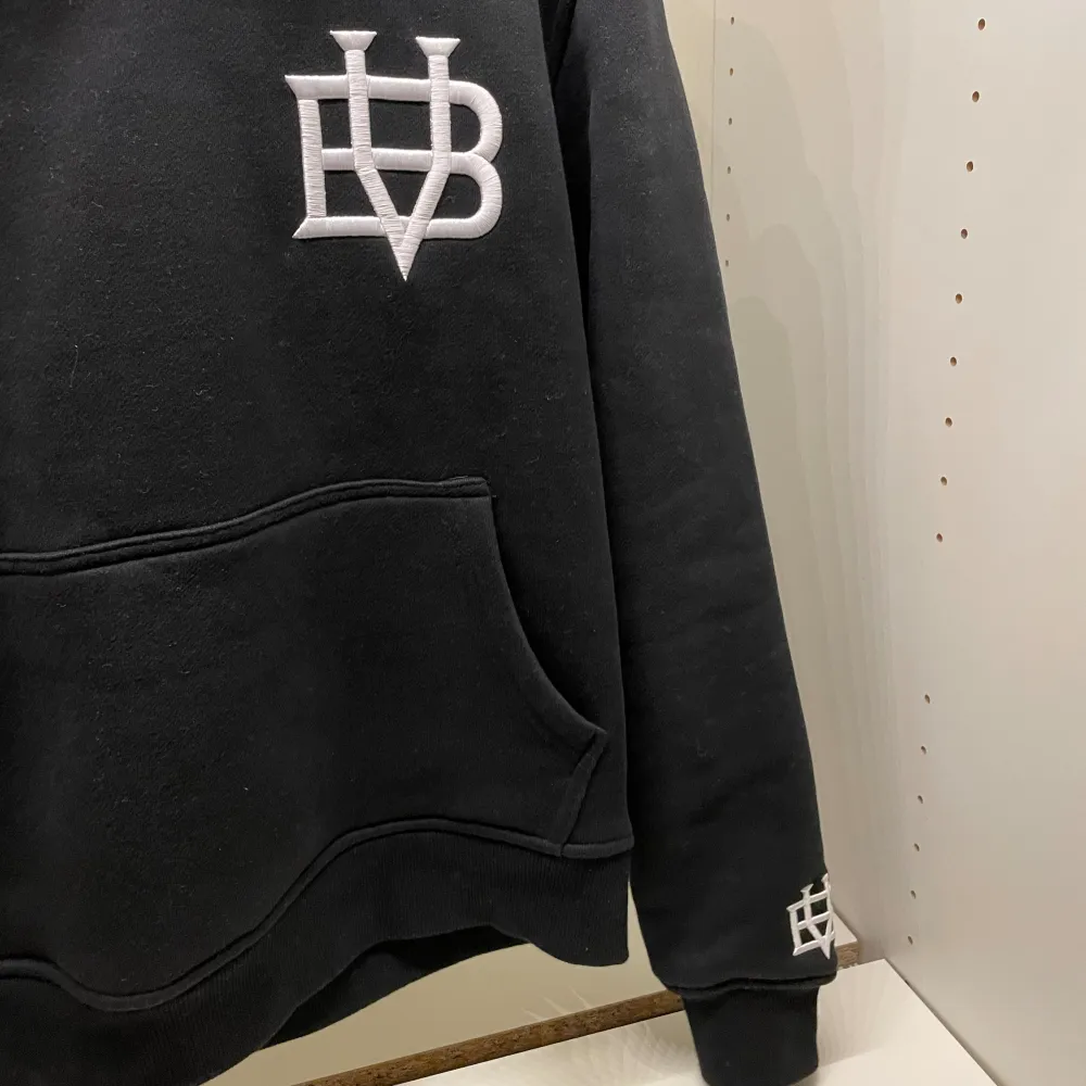 Säljer denna bvaldi hoodie pgr av att den passade dåligt på mig, den är helt ny köpt från bvaldi store på nätet för 1099, storlek xs . Hoodies.