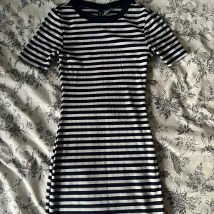 Randig klänning - Säljer denna mörkblå randiga klänningen med bomulls material. Åtsittande 