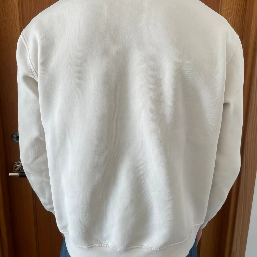 Snygg vit tröja i storlek M som jag inte använt då jag har en liknande. Tröjan sitter bra på mig (185cm & 80kg). Skick 9/10 då jag nästan aldrig använt den, säljer för 199kr har du frågor är de bara att skriva!🤙. Tröjor & Koftor.